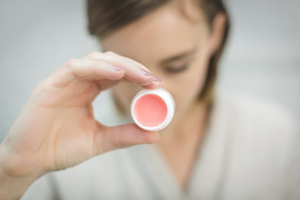 lip balm, prodotto specifico per l’idratazione dopo il trucco permanente, prodotto per la cura del tatuaggio
