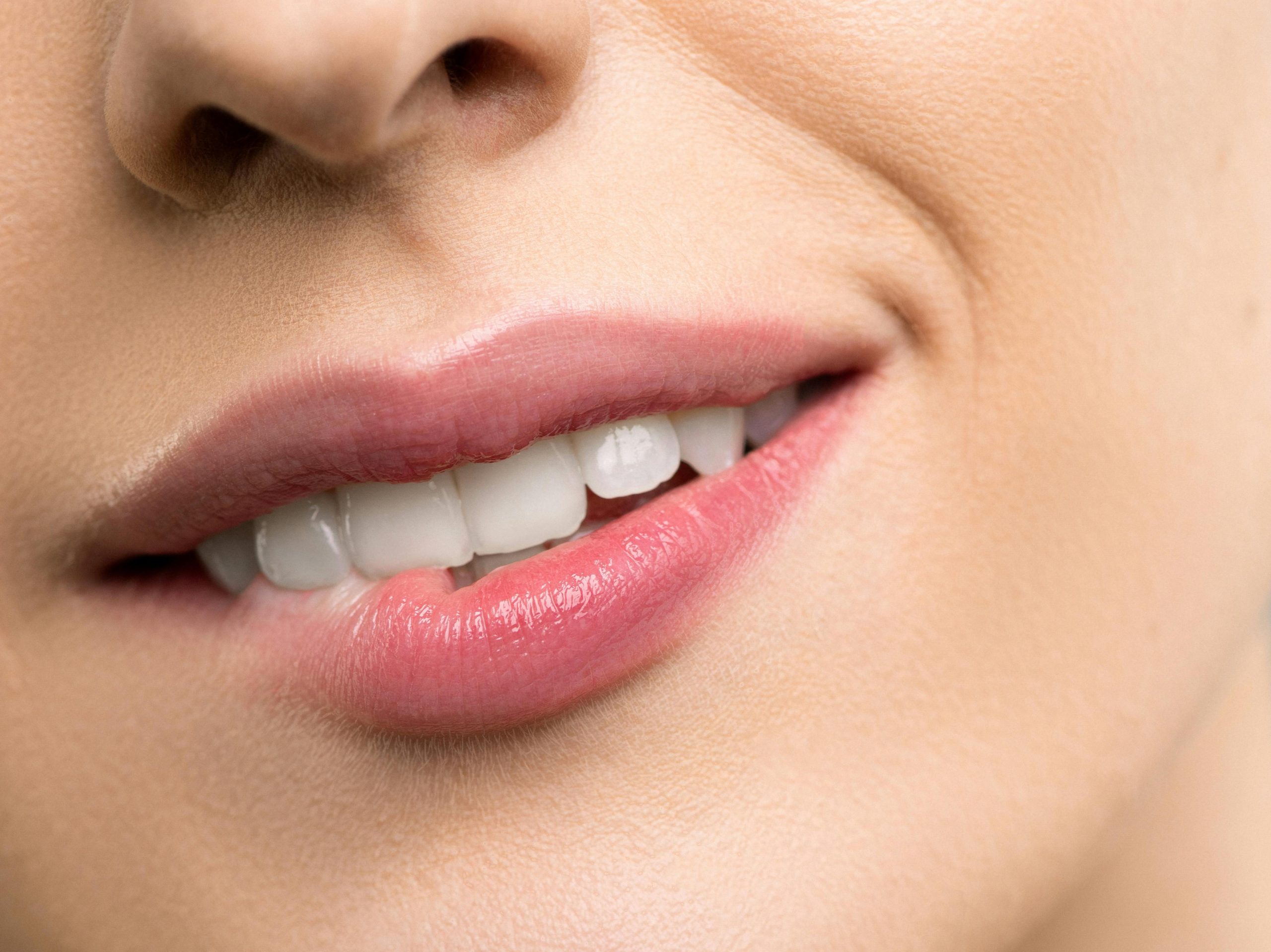 Lip blushing, trattamento specifico di trucco permanente per la colorazione delle labbra con effetto naturale