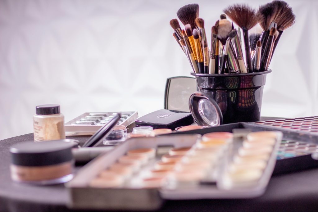 Strumenti e prodotti make-up per la lezione trucco personalizzata