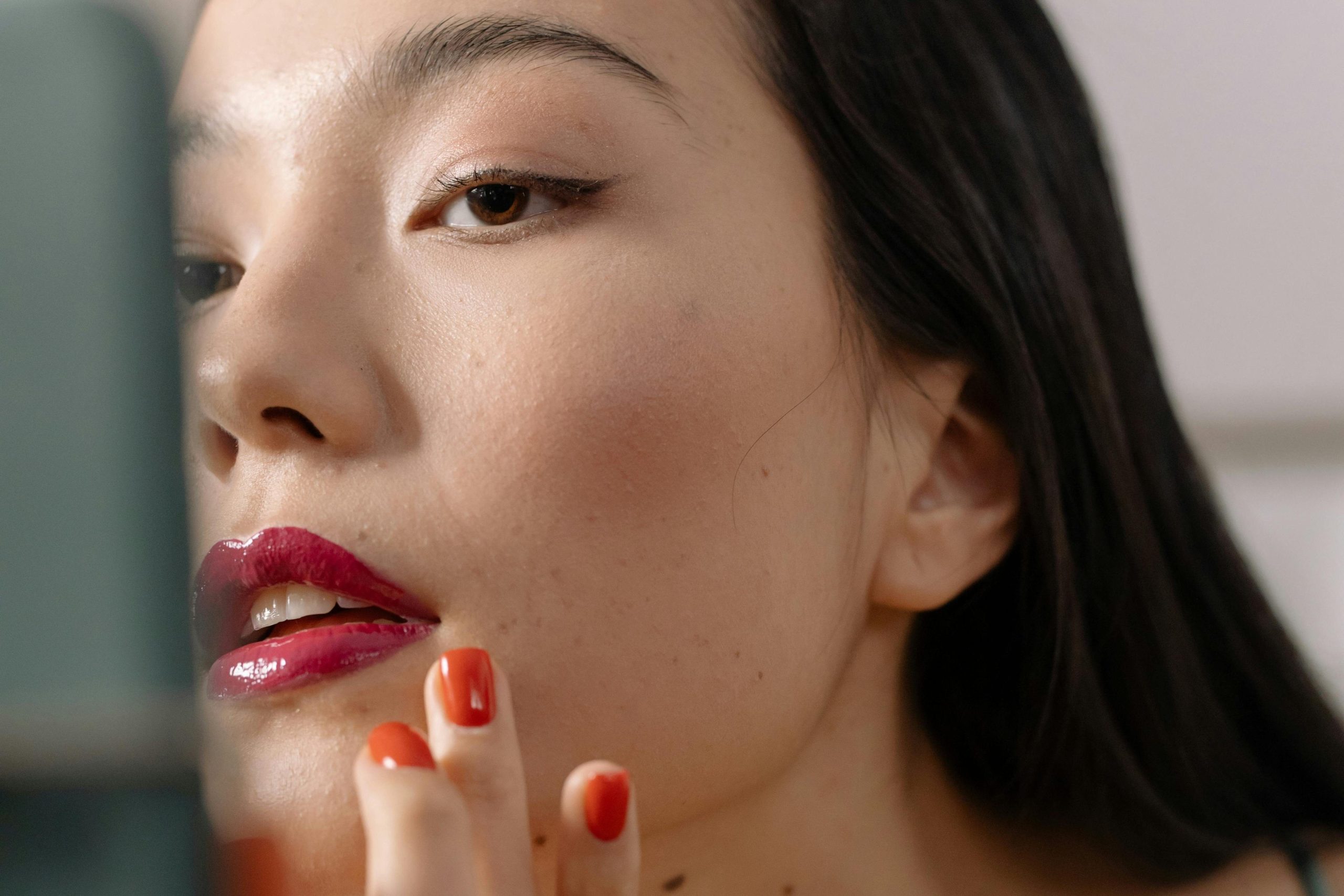 Donna sta decidendo se fare microneedling